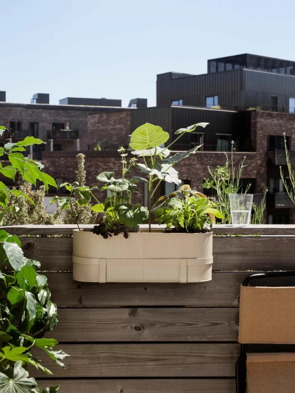 ferm LIVING Balkon bloempot Bau met gegroefd oppervlak | Plantenbakken | Bloempotten