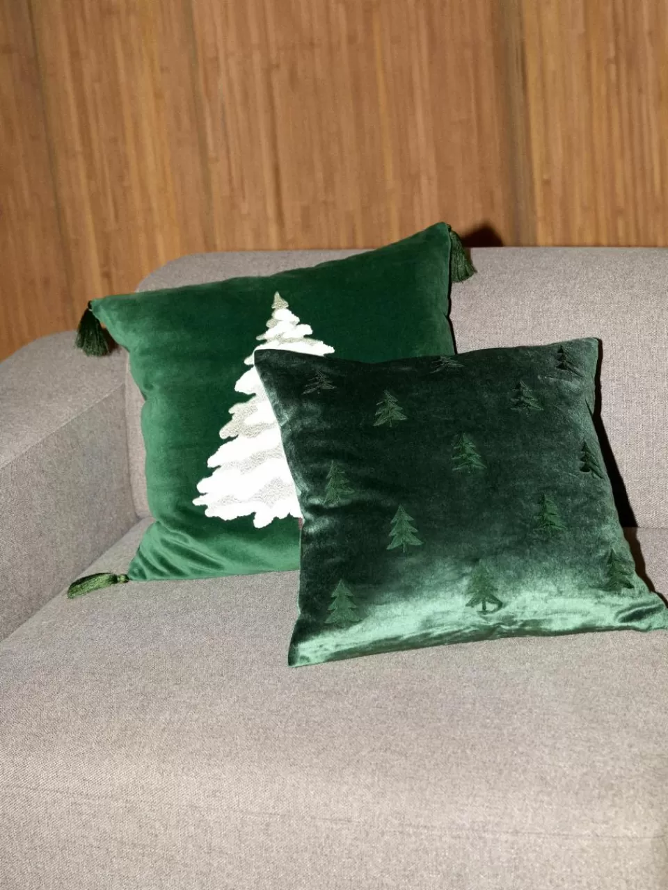 Westwing Collection Fluwelen kussenhoes Amara met geborduurde kerstboom | Sierkussens | Sierkussens