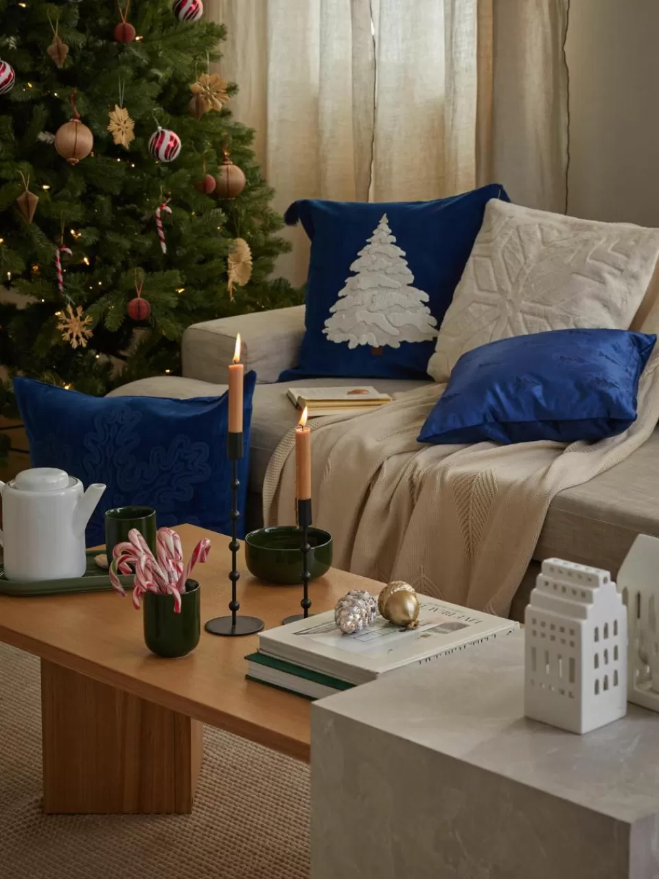 Westwing Collection Fluwelen kussenhoes Amara met geborduurde kerstboom | Sierkussens | Sierkussens