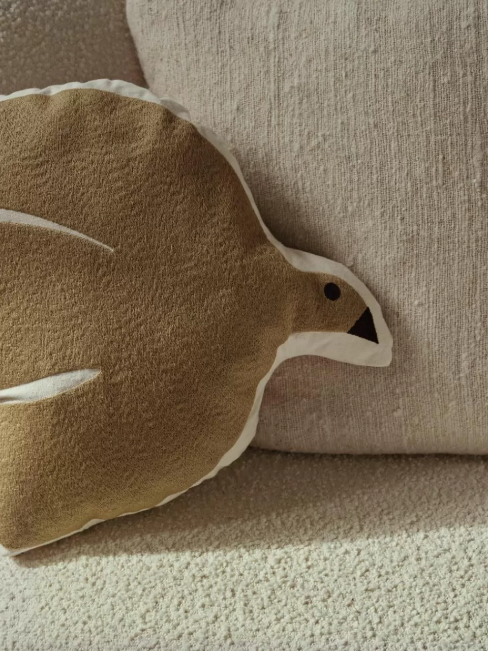 ferm LIVING Kids Geborduurd kussen Swif Bird van biokatoen | Kindertextiel | Kinderkussens