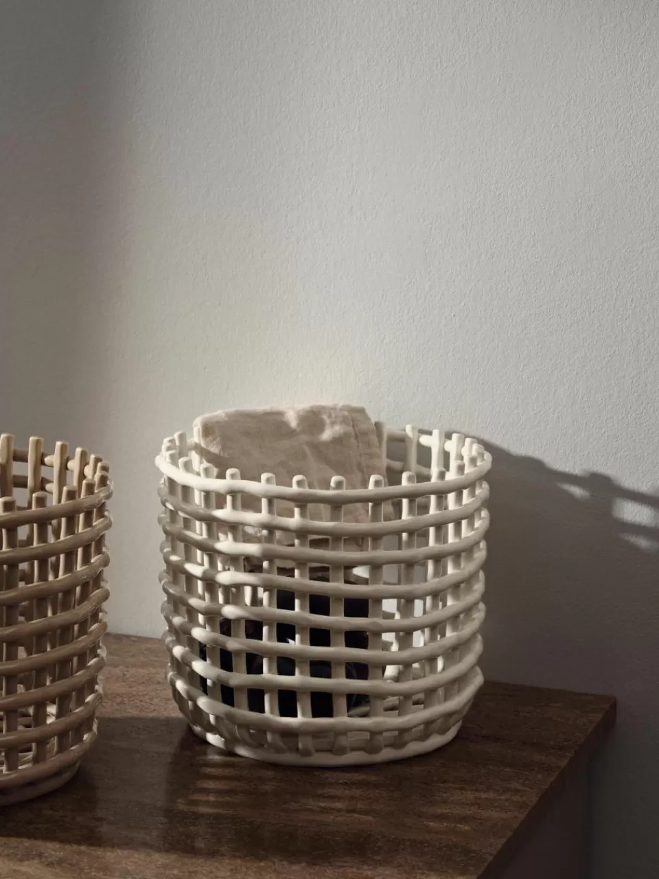 ferm LIVING Handgemaakte opbergmand Nalan van keramiek, H 21 cm | Opbergmanden | Decoratie