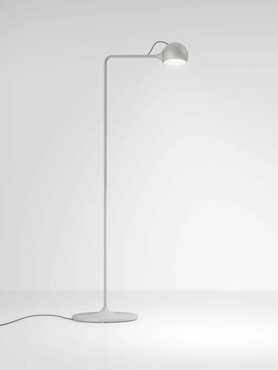 Artemide Kleine verstelbare LED leeslamp Ixa, dimbaar | Staande Lampen | Leeslampen