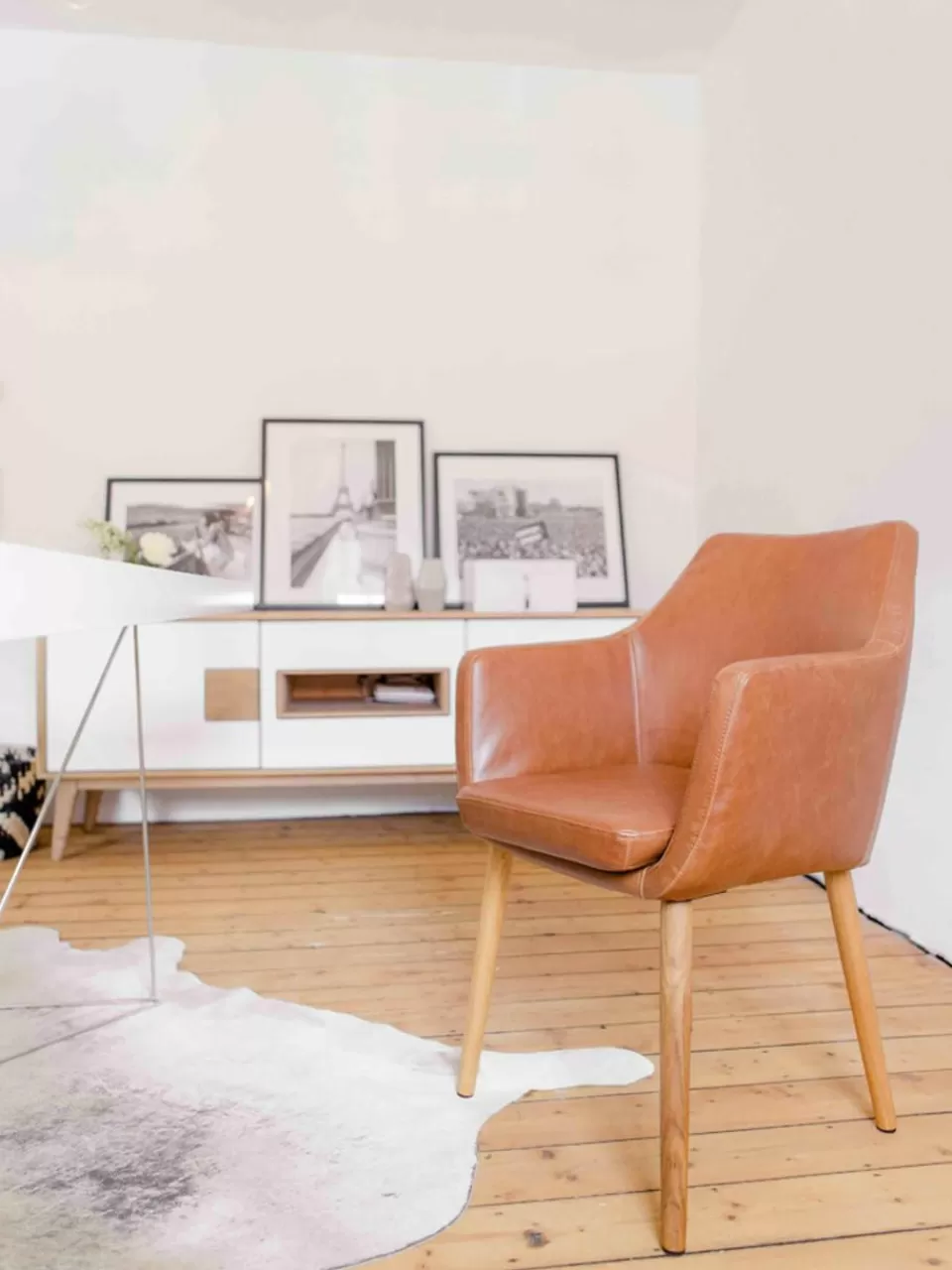 Westwing Kunstleren fauteuil Nora met houten poten | Stoelen | Stoelen Met Armleuning