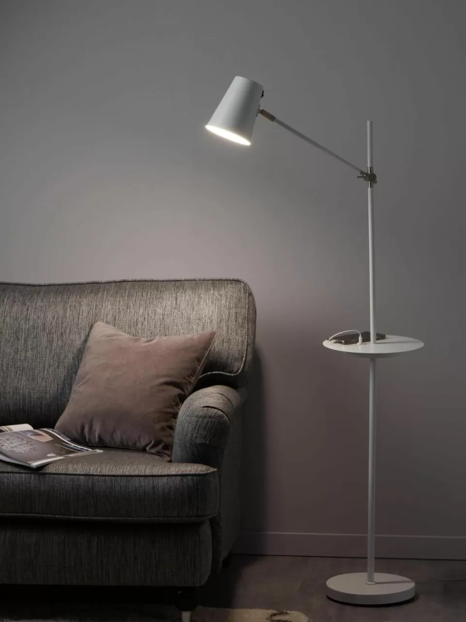 Markslöjd Leeslamp Linear met plank en oplader | Staande Lampen | Leeslampen