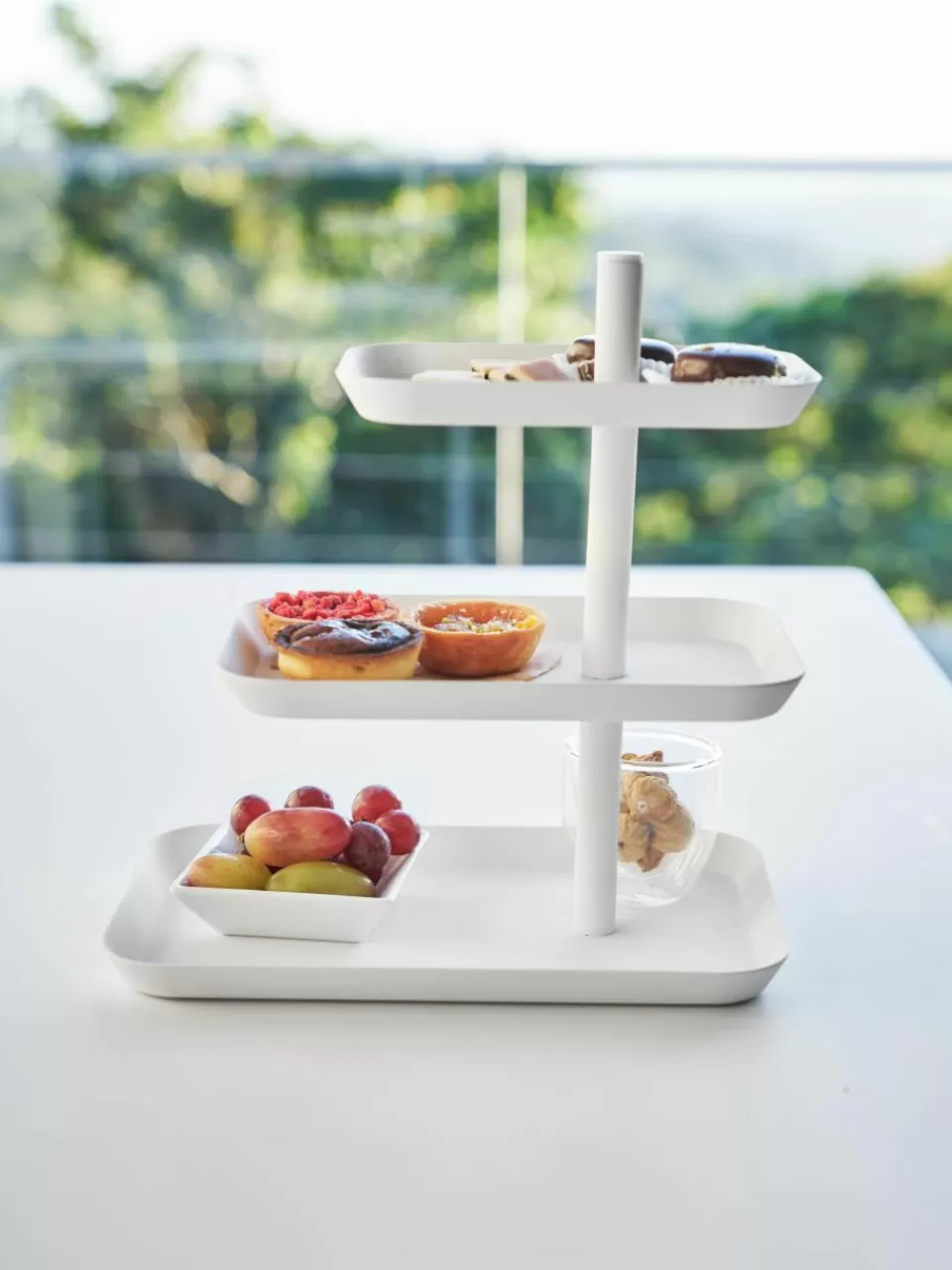 Yamazaki Metalen etagère Tower | Servies | Etagères & Taartschalen