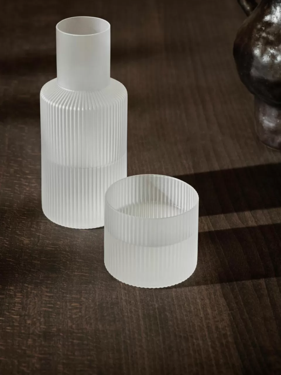 ferm LIVING Mondgeblazen kleine waterkaraffen Ripple met waterglas, set van 2 | Waterkaraffen & Waterkannen | Servies