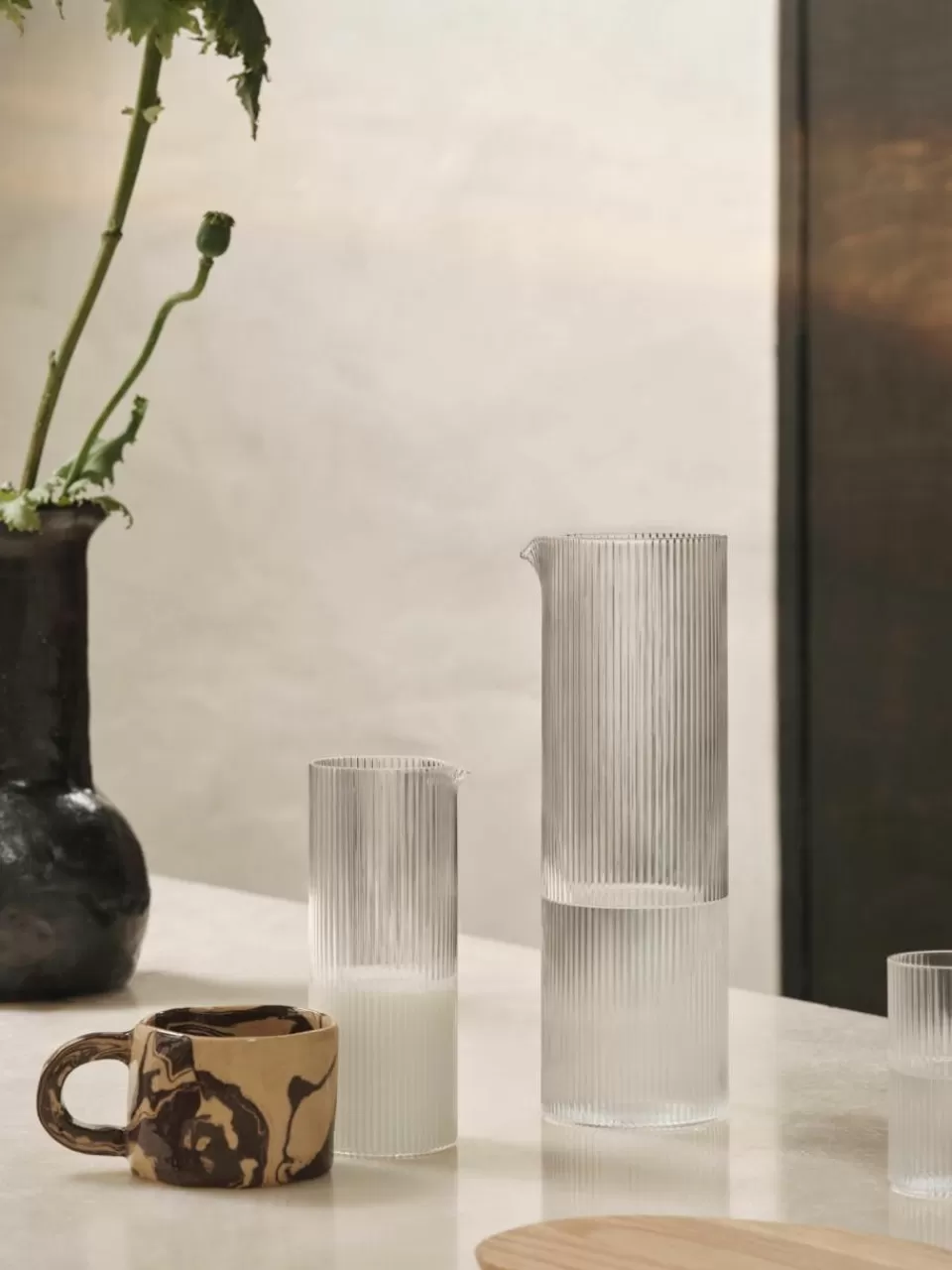 ferm LIVING Mondgeblazen waterkaraf Ripple met groefreliëf, 400 ml | Servies