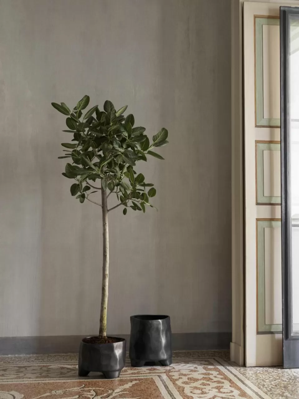 ferm LIVING Plantenpot Esca van keramiek, H 36 cm | Plantenbakken | Bloempotten