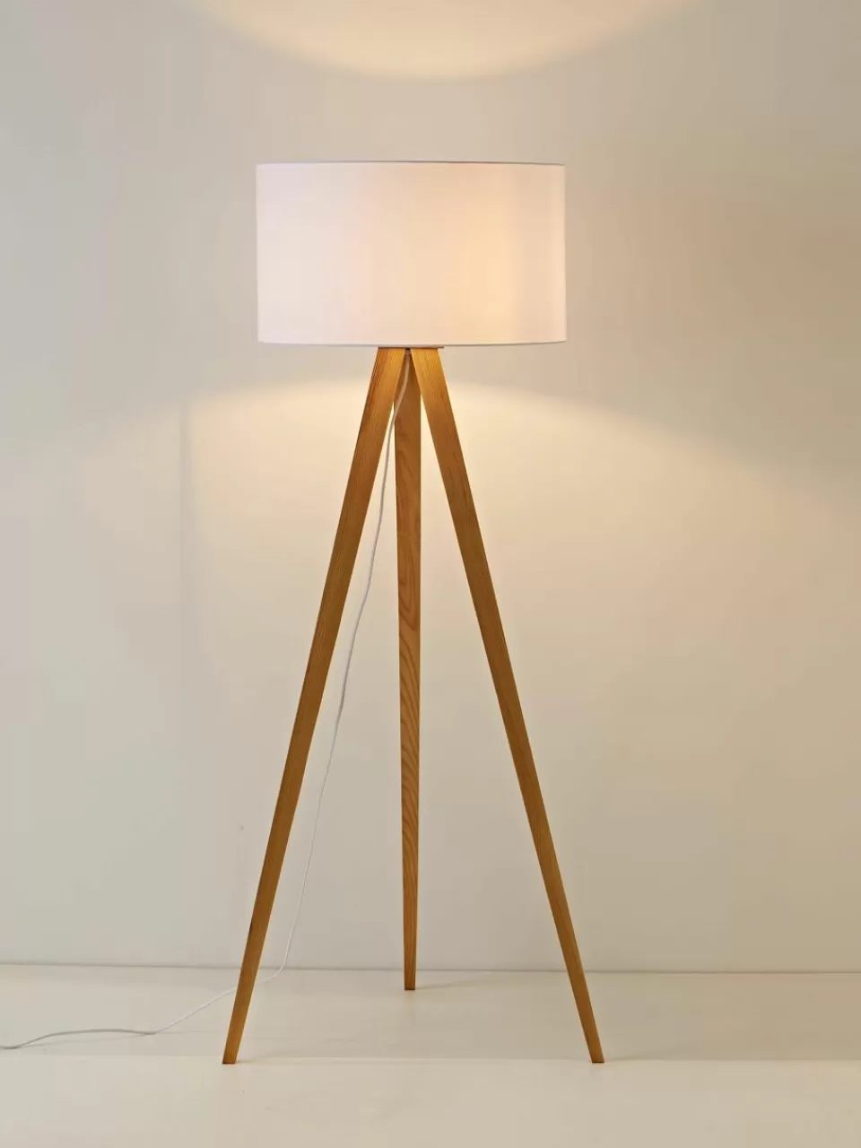 Westwing Collection Tripod vloerlamp Jake van massief hout | Staande Lampen